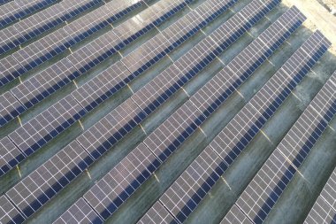 Fotovoltaik paneller güneş enerjisi üretiyor