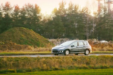 Doğal ortamda giden zarif bir araba.