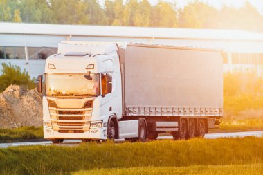 Taşımacılık malları köy yolunda