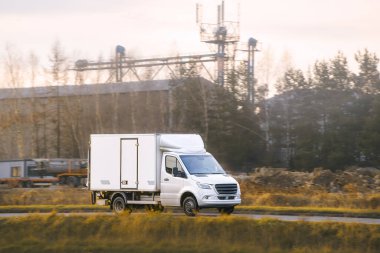 Beyaz teslimat kamyonu yolu