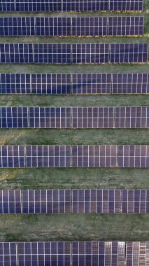 Güneş enerjisi çiftliğinin tepeden aşağı dikey görüntüsü