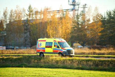 Tıbbi nakliye aracı acil çağrıya yanıt veriyor