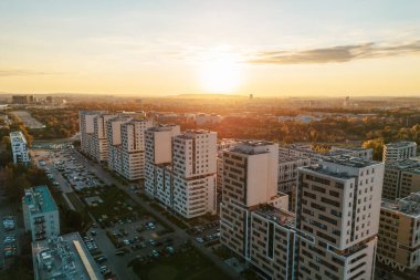 Modern konut binaları ve caddelerin insansız hava aracı görüntüsü
