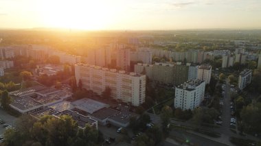 Kentsel yerleşim bölgesinin günbatımı görüntüsü