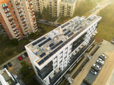 Modern apartman kompleksi çatı güneş enerjisi