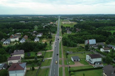Orman ve tarım arazileri yol manzarası ile bölünmüş.