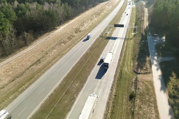 Yeşil ormanlarla çevrili boş bir yol.