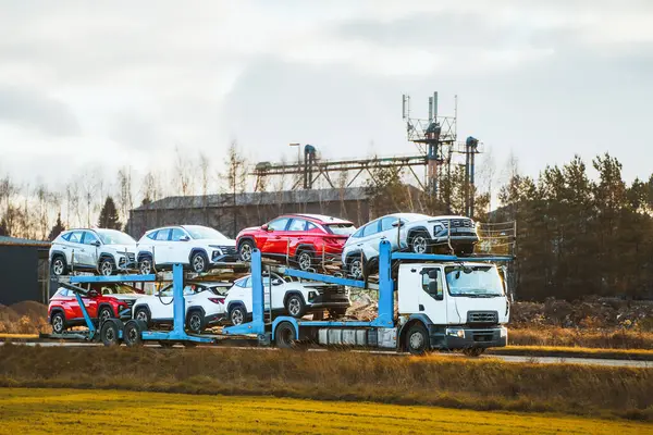 Kırsal yolda SUV kullanan bir karavan.