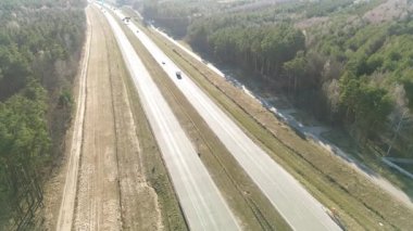 Açık kırsal yolda giden araçlar