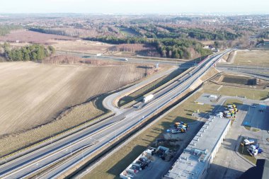 Beyaz kamyonun kır yolundaki hava görüntüsü.