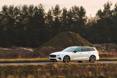 Beyaz gösterişli spor arabalı manzaralı bir yer.