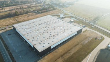 Depo ve kamyonların Drone görüntüsü