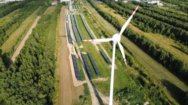 Sürdürülebilir enerji rüzgar türbini ve güneş enerjisi