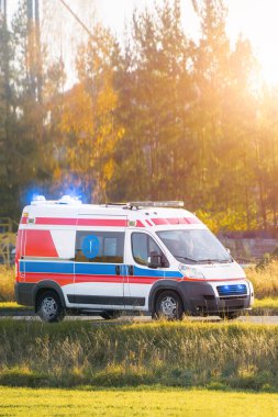 Doğal manzara kullanan acil müdahale minibüsü