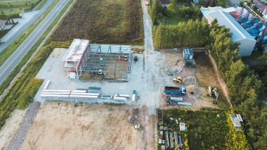 İnşaat alanında yapı iskeleti oluşturuluyor