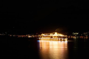 Büyük bir gemi gece okyanusta seyahat ediyor.