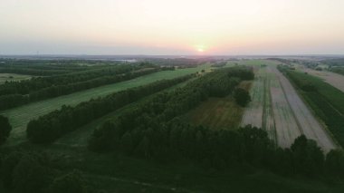 Sonbahar renklerinde tarlalar ve ormanlar