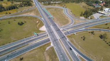 Kırsal otoyoldaki araçların hava görüntüleri
