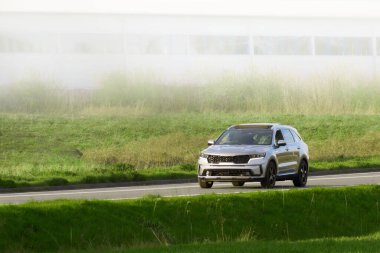Pahalı bir SUV kırsaldan geçiyor.