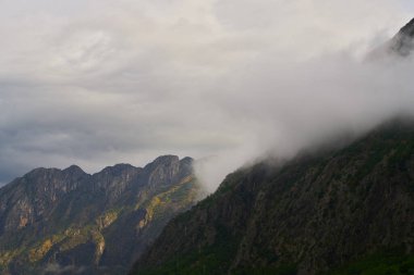 Adriyatik kıyısında güneşli engebeli dağlar