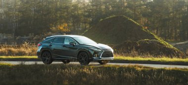 Gösterişli araba altın saatinde hareket ediyor