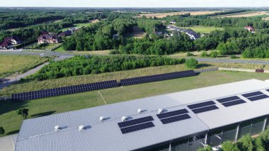 Endüstriyel çatıdaki güneş panellerinin hava görüntüsü