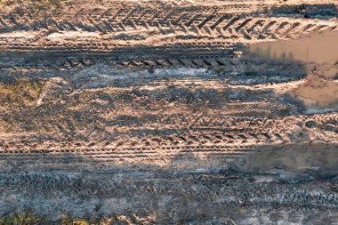 Engebeli çamurlu yolda zor sürüş koşulları