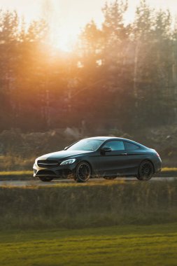 Şehir merkezinde birinci sınıf sedan hareket halinde.