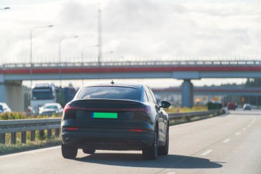 Asfalt yolda modern elektrikli SUV