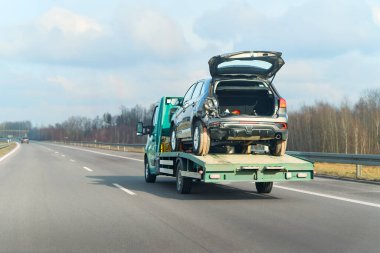 Yol kenarında araba kazası.