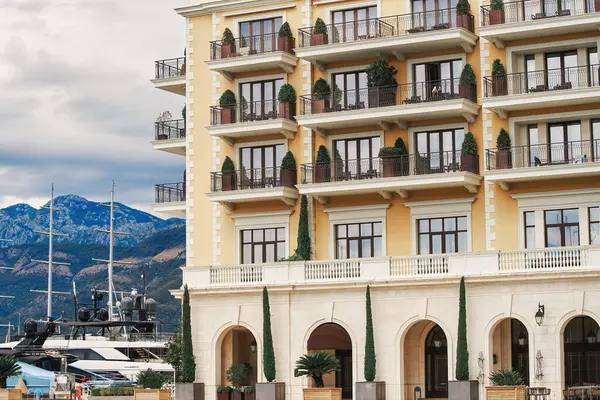 Yazın Adriyatik kıyısı yakınlarında şık deniz kıyısında daireler