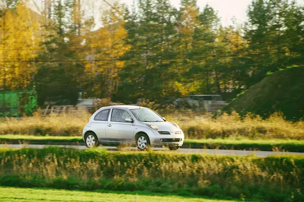 Karışık kırsal arazide araba sürüyor