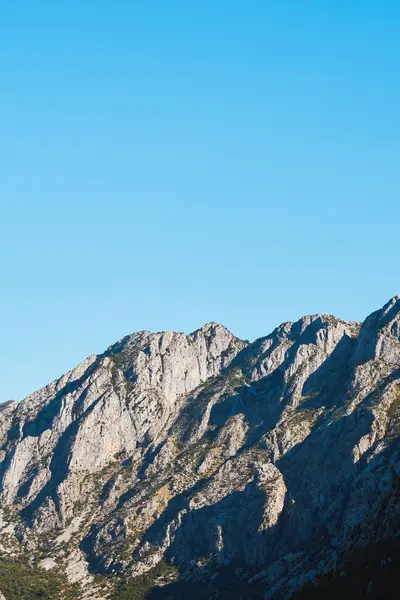 Kotor Körfezi sularına yansıyan engebeli dağlar