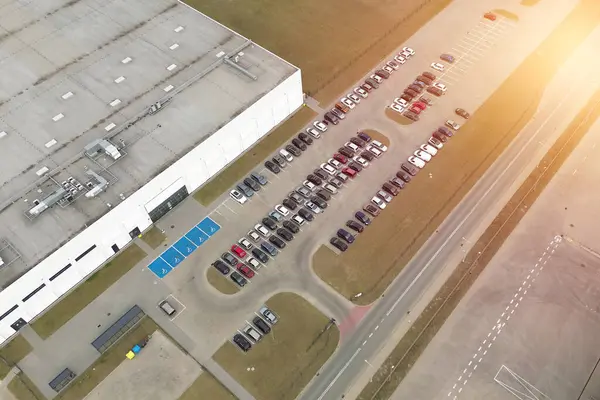 Açık otoparkın yüksek açılı görüntüsü.