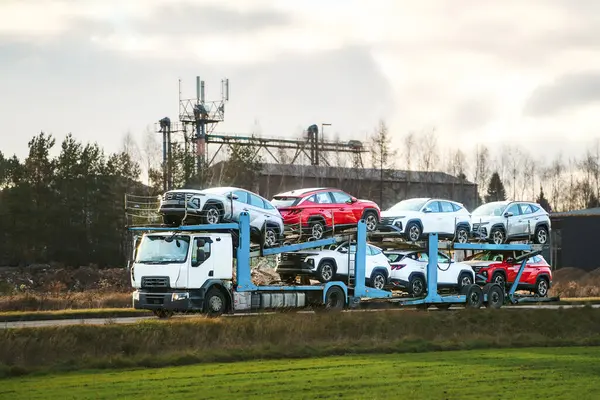 Kırsal yolda SUV kullanan bir karavan.