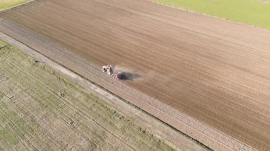 Tarla sürme sıraları ve tarımsal traktörle