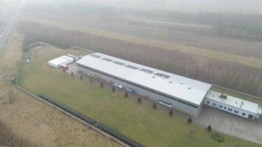 Güneş panelleri alanda yenilenebilir enerji üretiyor