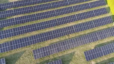 Güneş panellerinin sıraları temiz elektrik üretiyor