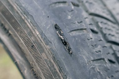 Hasarlı araba lastiği yüzey aşınması ve yırtılma gösteriyor
