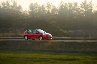 Parlak, üstü açık araba kırlarda geziyor.