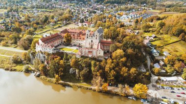Köyle çevrili manzaralı tepe şatosu.
