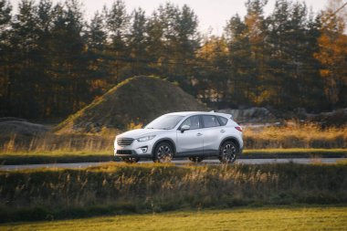 Manzaralı kırsal yolda modern hibrit araba