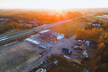 Gün batımında makineli inşaat alanı