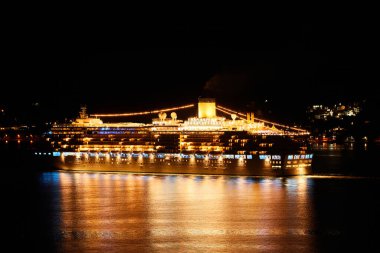 Akşam deniz manzaralı güzel bir yolcu gemisi.