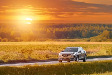 Kırsal alanda şık bir SUV ile gün batımı sürücüsü