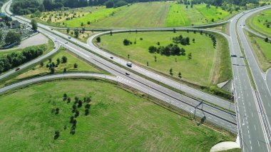 Ormanlık alandan geçen yolda trafik var.