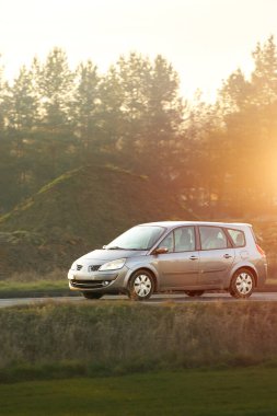 Yolcu vagonu kırsal yolda.