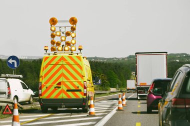 Trafik konileri olan otoyol bakım kamyonu.