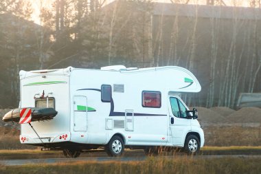 Kamp aracı kırsal arazide.