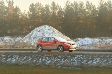 Karlı yol kenarında kirli bir kesişme.